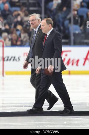Februar 2020: NHL-Kommissar Gary Bettman und Buffalo Sabres Eigentümer/CEO Terry Pegula verlassen das Eis nach einer Zeremonie zu Ehren des ehemaligen Buffalo Sabres Teambesitzers Tom Gollisano vor der ersten Spielzeit im NHL-Hockeyspiel zwischen den Columbus Blue Jackets und Buffalo Sabres im KeyBank Center in Buffalo, N.Y. (Nicholas T. LoVerde/Cal Sport Media) (Credit Image: &Copy; Nicholas T. Loverde; Nicholas T. Loverde/CSM) Stockfoto