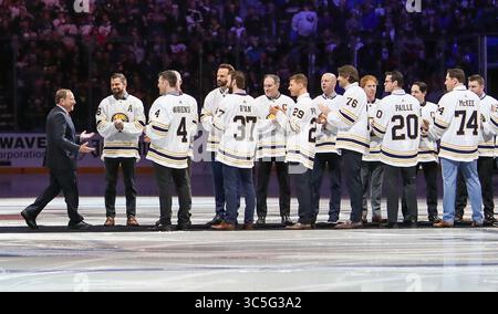 Februar 2020: NHL-Kommissar Gary Bettman begrüßt Buffalo Sabres Spieler aus dem 2000-2010. Jahrzehnt bei einer Präsentation zu Ehren des ehemaligen Mannschaftsbesitzers Tom Gollisano vor der ersten Spielzeit im NHL-Hockeyspiel zwischen den Columbus Blue Jackets und Buffalo Sabres im KeyBank Center in Buffalo, N.Y. (Nicholas T. LoVerde/Cal Sport Media) (Credit Image: &Copy; Nicholas T. Loverde/CSM via ZUMA Wire) Stockfoto