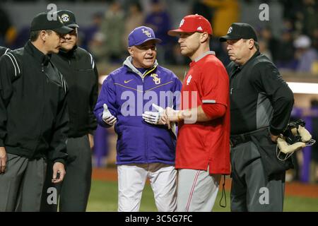 14. Februar 2020: Paul Mainieri, Head Coach der LSU, trifft sich mit den Umpires und Indiana Head Coach Jeff Mercer (rechts), bevor die NCAA Baseball-Action zwischen den Indiana Hoosiers und den LSU Tigers im Alex Box Stadium, Skip Bertman Field in Baton Rouge, LA, stattfindet. Jonathan Mailhes/CSM(Credit Image: &Copy; Jonathan Mailhes/CSM via ZUMA Wire) Stockfoto