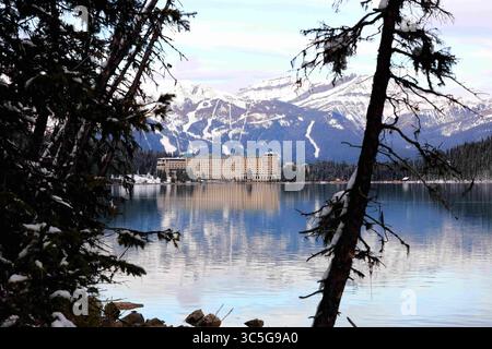5. Oktober 2018, Lake Louise, Alberta, Kanada: Das imposante Chateau Lake Louise liegt am äußersten Ende des Lake Louise, eingerahmt von schroffen Evergeens an der ruhigen Küste des Sees in Alberta, Kanada. (Kreditbild: © Chuck David / Vwpics/VW Pics via ZUMA Wire) Stockfoto