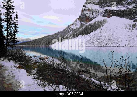 5. Oktober 2018, Lake Louise, Alberta, Kanada: Evergreens und Rocky Mountain Peaks umrahmen das noch türkisfarbene Wasser des Lake Louise unter einem dunklen Himmel in Alberta, Kanada. (Kreditbild: © Chuck David / Vwpics/VW Pics via ZUMA Wire) Stockfoto