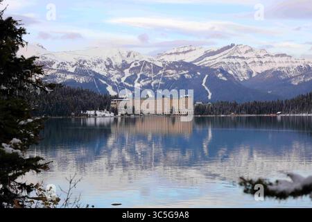 5. Oktober 2018, Lake Louise, Alberta, Kanada: Der imposante Chateau Lake Louise liegt am äußersten Ende des Lake Louise mit schneebedeckten Bergen im Hintergrund und umringt die ruhige Küste des Sees in Alberta, Kanada. (Kreditbild: © Chuck David / Vwpics/VW Pics via ZUMA Wire) Stockfoto