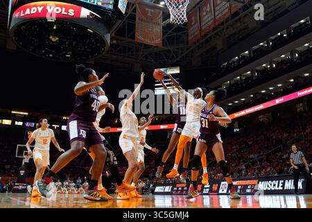 16. Februar 2020: Rennia Davis #0 der Tennessee Lady Vols blockiert den Schussversuch von Kayla Wells #11 der Texas A&M Aggies während des NCAA Basketballspiels zwischen den University of Tennessee Lady Volunteers und der Texas A&M University Aggies in der Thompson Boling Arena in Knoxville, TN Tim Gangloff/CSM(Credit Image: &Copy; Tim Gangloff/CSM via ZUMA Wire) Stockfoto