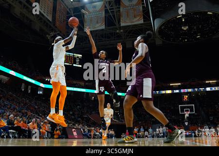 16. Februar 2020: Rennia Davis #0 der Tennessee Lady Vols schießt den Ball über Aaliyah Wilson #2 der Texas A&M Aggies während des NCAA Basketballspiels zwischen den University of Tennessee Lady Volunteers und der Texas A&M University Aggies in der Thompson Boling Arena in Knoxville, TN Tim Gangloff/CSM (Credit Image: &Copy; Tim Gangloff/CSM via ZUMA Wire) Stockfoto