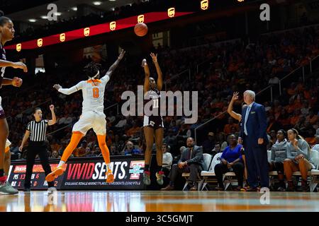 16. Februar 2020: Kayla Wells #11 der Texas A&M Aggies schießt den Ball über Rennia Davis #0 der Tennessee Lady Vols während des NCAA Basketballspiels zwischen den University of Tennessee Lady Volunteers und der Texas A&M University Aggies in der Thompson Boling Arena in Knoxville, TN Tim Gangloff/CSM(Credit Image: &Copy; Tim Gangloff/CSM via ZUMA Wire) Stockfoto