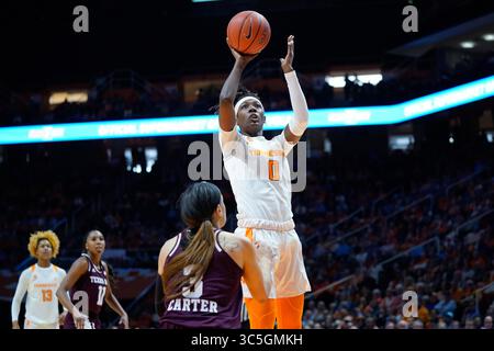 16. Februar 2020: Rennia Davis #0 der Tennessee Lady Vols schießt den Ball über Chennedy Carter #3 der Texas A&M Aggies während des NCAA Basketballspiels zwischen den University of Tennessee Lady Volunteers und der Texas A&M University Aggies in der Thompson Boling Arena in Knoxville, TN Tim Gangloff/CSM(Credit Image: &Copy; Tim Gangloff/CSM via ZUMA Wire) Stockfoto