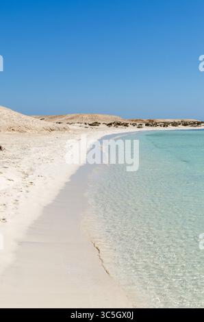 Leerer Strand mit weichem Sand und kristallklarem Meer in Hurghada Ägypten 3. März 2025 Stockfoto