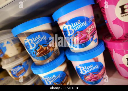 Blue Bunny Ice Cream Produkte Perfekt Gestapelt Im Lebensmittelgeschäft Gefrierschrank Gang Regal Stockfoto