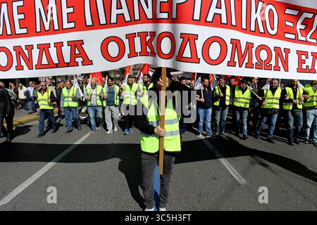 18. Februar 2020, Athen, Griechenland: Demonstranten rufen Parolen während einer Demonstration in Athen. Ein 24-Stunden-Streik in Griechenland hat Fähren, öffentliche Verkehrsmittel und kommunale Dienste in Athen und anderen Teilen des Landes gestoppt, als Gewerkschaften Proteste gegen die Rentenreformen der Regierung ausriefen (Credit Image: © Aristidis VafeiadakisZUMA Wire) Stockfoto