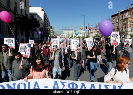 18. Februar 2020, Athen, Griechenland: Demonstranten rufen Parolen während einer Demonstration in Athen. Ein 24-Stunden-Streik in Griechenland hat Fähren, öffentliche Verkehrsmittel und kommunale Dienste in Athen und anderen Teilen des Landes gestoppt, als Gewerkschaften Proteste gegen die Rentenreformen der Regierung ausriefen (Credit Image: © Aristidis VafeiadakisZUMA Wire) Stockfoto