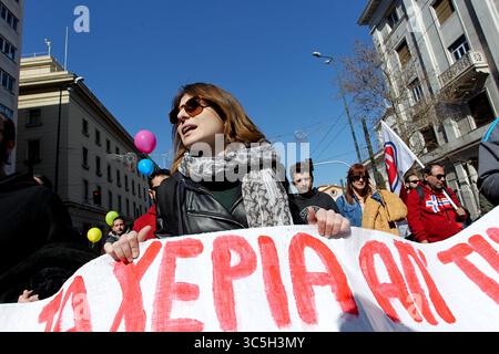 18. Februar 2020, Athen, Griechenland: Demonstranten rufen Parolen während einer Demonstration in Athen. Ein 24-Stunden-Streik in Griechenland hat Fähren, öffentliche Verkehrsmittel und kommunale Dienste in Athen und anderen Teilen des Landes gestoppt, als Gewerkschaften Proteste gegen die Rentenreformen der Regierung ausriefen (Credit Image: © Aristidis VafeiadakisZUMA Wire) Stockfoto