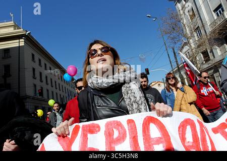 18. Februar 2020, Athen, Griechenland: Demonstranten rufen Parolen während einer Demonstration in Athen. Ein 24-Stunden-Streik in Griechenland hat Fähren, öffentliche Verkehrsmittel und kommunale Dienste in Athen und anderen Teilen des Landes gestoppt, als Gewerkschaften Proteste gegen die Rentenreformen der Regierung ausriefen (Credit Image: © Aristidis VafeiadakisZUMA Wire) Stockfoto