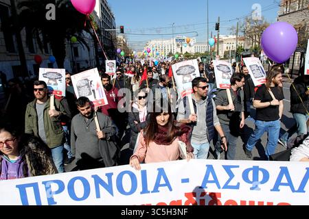 18. Februar 2020, Athen, Griechenland: Demonstranten rufen Parolen während einer Demonstration in Athen. Ein 24-Stunden-Streik in Griechenland hat Fähren, öffentliche Verkehrsmittel und kommunale Dienste in Athen und anderen Teilen des Landes gestoppt, als Gewerkschaften Proteste gegen die Rentenreformen der Regierung ausriefen (Credit Image: © Aristidis VafeiadakisZUMA Wire) Stockfoto