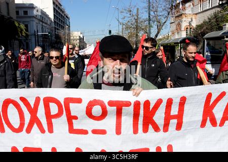 18. Februar 2020, Athen, Griechenland: Demonstranten rufen Parolen während einer Demonstration in Athen. Ein 24-Stunden-Streik in Griechenland hat Fähren, öffentliche Verkehrsmittel und kommunale Dienste in Athen und anderen Teilen des Landes gestoppt, als Gewerkschaften Proteste gegen die Rentenreformen der Regierung ausriefen (Credit Image: © Aristidis VafeiadakisZUMA Wire) Stockfoto