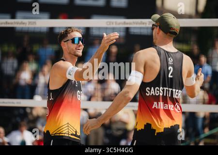 Düsseldorf, Deutschland. 30. Juli 2025. Beachvolleyball: Europameisterschaften, Männer, Gruppenbühne, Rochusclub. Pedrosa/Campos - Sagstetter, J./Sagstetter, B. (Deutschland). Jonas Sagstetter (l) und Benedikt Sagstetter feiern nach dem Spiel. Quelle: Marius Becker/dpa/Alamy Live News Stockfoto