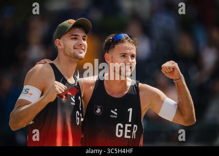 Düsseldorf, Deutschland. 30. Juli 2025. Beachvolleyball: Europameisterschaften, Männer, Gruppenbühne, Rochusclub. Pedrosa/Campos - Sagstetter, J./Sagstetter, B. (Deutschland). Benedikt Sagstetter. (l) und Jonas Sagstetter feiern nach dem Spiel. Quelle: Marius Becker/dpa/Alamy Live News Stockfoto
