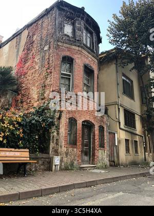 Ein wunderschönes Backsteinhaus steht in der Zeit gefroren auf der friedlichen Insel Büyükada in der Türkei - wo jede gerissene Mauer eine stille Geschichte der Vergangenheit erzählt. Stockfoto