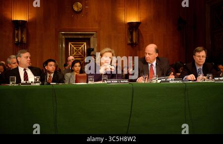 April 2004, Washington, District of Columbia, USA: Kim Holmes, Assistant Secretary for International Organizations, United States Department of State, Washington, DC, links, Robin L. Raphel, Koordinator, Office of Iraq Reconstruction, Department of State, Washington, DC, Mitte links, John D. Negroponte, Vertreter der Vereinigten Staaten bei den Vereinten Nationen, US-Mission bei den Vereinten Nationen, New York, New York, New York, Mitte rechts, und Patrick F. Kennedy, Vertreter der Vereinigten Staaten für Management und Reform der Vereinten Nationen, US-Mission bei den Vereinten Nationen, New York, New York, rechts, sagen bei einer Anhörung zu t aus Stockfoto