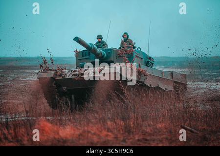 6. Februar 2020, Bemowo Piskie, Polen: Polnische Soldaten, die der 1. Warschauer Panzerbrigade zugewiesen sind, betreiben einen Leopard-2-Panzer während eines multinationalen Trainingsszenarios zur Unterstützung der NATO Enhanced Forward Presence Battle Group Polen am 6. Februar 2020 in Bemowo Piskie, Polen. Die verstärkte Vorwärtspräsenz der NATO besteht aus vier Bataillonen-großen Kampfgruppen, die in ständiger Rotation nach Estland, Lettland, Litauen und Polen eingesetzt werden. (Bild: © Timothy Hamlin/Planetpix/Planet Pix via ZUMA Wire) Stockfoto