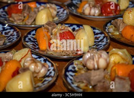 Dimlama besteht aus verschiedenen Gemüse- und Fleischsorten. Buchara, Usbekistan. Stockfoto