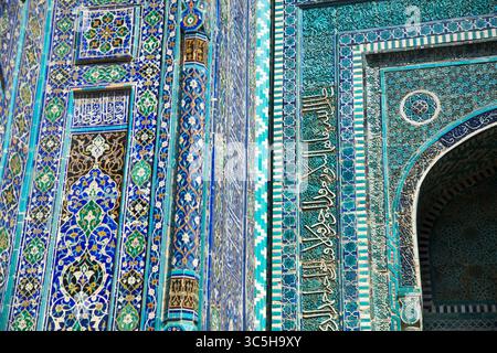 Die Majolika- und Mosaikfassaden der Mausoleen in der Shakhitsinda-Nekropole. Stockfoto