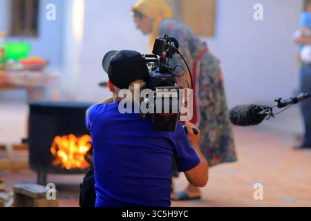 Während der Dreharbeiten von 'Plov-Vorbereitung' mit einer usbekischen Familie. Samarkand. Usbekistan. Stockfoto