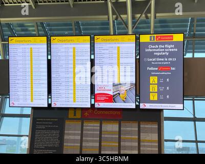 Flughafen Brüssel. Belgien - 18. November 2019. Die Abflugtafel zeigt Fluginformationen mit Echtzeitaktualisierungen für Reisende an. Stockfoto
