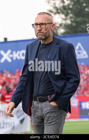 Tschenstochau, Polen. Juli 2025. Trainer Marek Papszun aus Rakow Tschenstochau wird während des Fußballspiels der Polnischen Liga PKO BP Ekstraklasa 2025/2026 zwischen Rakow Tschenstochau und Wisla Plock im Städtischen Stadion (Tschenstochau) gesehen. Endpunktzahl: Rakow Czestochowa 1:2 Wisla Plock. (Foto: Grzegorz Wajda/SOPA Images/SIPA USA) Credit: SIPA USA/Alamy Live News Stockfoto