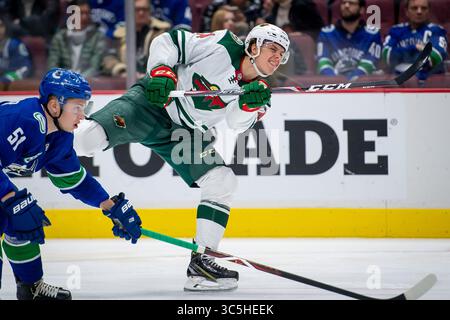 19. Februar 2020: Joel Eriksson Ek (14) schießt den Puck während des NHL-Spiels zwischen den Minnesota Wild und den Vancouver Canucks in der Rogers Arena in Vancouver, Kanada. Dom Gagne/CSM(Kreditbild: &Copy; Dom Gagne/CSM via ZUMA Wire) Stockfoto