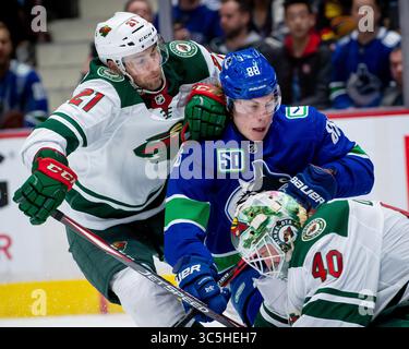 19. Februar 2020: Carson Soucy (21) und Canucks Center Adam Gaudette (88) jagten den Puck während des NHL-Spiels zwischen den Minnesota Wild und den Vancouver Canucks in der Rogers Arena in Vancouver, Kanada. Dom Gagne/CSM(Kreditbild: &Copy; Dom Gagne/CSM via ZUMA Wire) Stockfoto