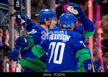 22. Februar 2020: Canucks verließ den Flügel Loui Eriksson (21) und feierte nach seinem Tor mit Canucks Linksflügel Tanner Pearson (70) während des NHL-Spiels zwischen den Boston Bruins und den Vancouver Canucks in der Rogers Arena in Vancouver, Kanada. Dom Gagne/CSM(Kreditbild: &Copy; Dom Gagne/CSM via ZUMA Wire) Stockfoto
