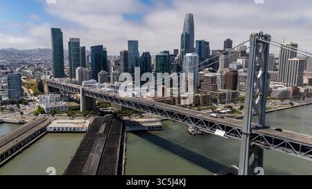 SAN FRANCISCO, CA USA - 28. Juli 2025: Die Bay Bridge, die sich über die Bucht von San Francisco erstreckt, verbindet San Francisco und Oakland mit ihren Doppeldecks und der auffälligen Aufhängung. Stockfoto