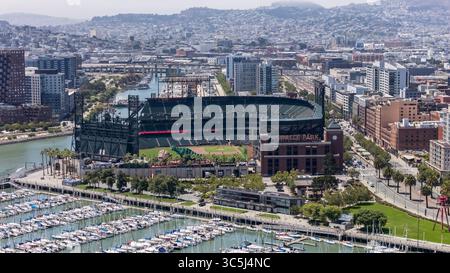 SAN FRANCISCO, CA USA - 28. Juli 2025: Ein Blick aus der Vogelperspektive von McCovey Cove zeigt Boote und Kajaks, die sich unter dem rechten Feld des Oracle Parks versammeln, wo Fans auf Bälle im malerischen Wasser der San Francisco Bay warten. Stockfoto