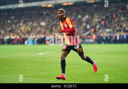 23. Februar 2020: Henry Onyekuru von Galatasaray SK feierte einen Treffer von 1-3 während FenerbahÃ gegen Galatasaray im ÅžÃ¼krÃ¼ SaracoÄŸlu-Stadion, Istanbul, Türkei. Kim Price/CSM(Kreditbild: &Copy; Kim Price/CSM via ZUMA Wire) Stockfoto