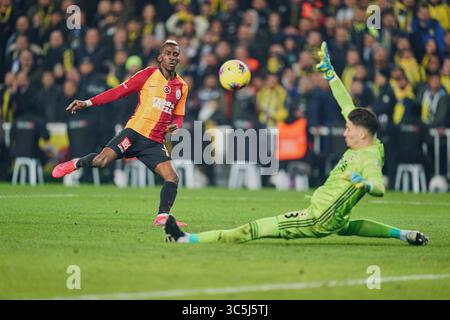 23. Februar 2020: Henry Onyekuru von Galatasaray SK schießt während FenerbahÃ gegen Galatasaray im ÅžÃ¼krÃ¼ SaracoÄŸlu-Stadion in Istanbul, Türkei. Kim Price/CSM(Kreditbild: &Copy; Kim Price/CSM via ZUMA Wire) Stockfoto
