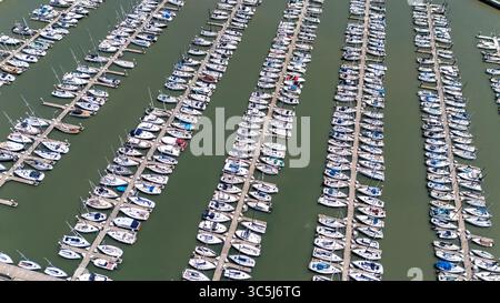 SAN FRANCISCO, CA USA - 28. Juli 2025: Ein Blick aus der Vogelperspektive von McCovey Cove zeigt Boote und Kajaks, die sich unter dem rechten Feld des Oracle Parks versammeln, wo Fans auf Bälle im malerischen Wasser der San Francisco Bay warten. Stockfoto