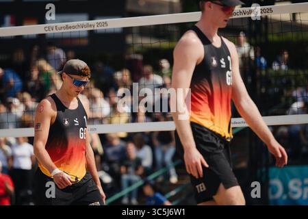 Düsseldorf, Deutschland. 30. Juli 2025. Beachvolleyball: Europameisterschaften, Männer, Gruppenbühne, Rochusclub. Rotar/Gauthier-Rat (Frankreich) - Just/Huster (Deutschland). Maximilian Just (l) und Philipp Huster verlassen das Gericht. Quelle: Marius Becker/dpa/Alamy Live News Stockfoto