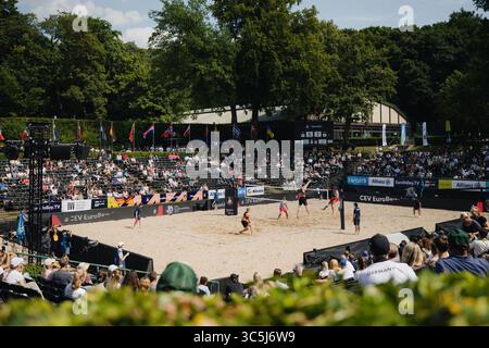 Düsseldorf, Deutschland. 30. Juli 2025. Beachvolleyball: Europameisterschaften, Männer, Gruppenbühne, Rochusclub. Rotar/Gauthier-Rat (Frankreich) - Just/Huster (Deutschland). Quelle: Marius Becker/dpa/Alamy Live News Stockfoto
