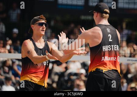Düsseldorf, Deutschland. 30. Juli 2025. Beachvolleyball: Europameisterschaften, Männer, Gruppenbühne, Rochusclub. Rotar/Gauthier-Rat (Frankreich) - Just/Huster (Deutschland). Maximilian Just (l) und Philipp Huster haben einander High-Five. Quelle: Marius Becker/dpa/Alamy Live News Stockfoto