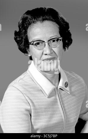 Katherine Coleman Goble Johnson (* 26. August 1918 C 24. Februar 2020) war eine US-amerikanische Mathematikerin, deren Berechnungen der Orbitalmechanik als Angestellte der NASA entscheidend für den Erfolg der ersten und nachfolgenden US-amerikanischen Raumflüge waren. 1966, Langley, Virginia, USA: NASA-Forschungsmathematikerin KATHERINE JOHNSON an ihrem Schreibtisch im Langley Research Center im Jahr 1966. Johnson arbeitete bei Langley und leistete kritische technische Beiträge, darunter die Berechnung der Flugbahn des Fluges von Alan Shepard, dem ersten Amerikaner im Weltraum, 1961. Johnson ist auch für die Überprüfung der Berechnung bekannt Stockfoto