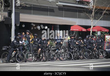 24. Februar 2020, Los Angeles, Kalifornien, USA: LAPD beim Celebration of Life Memorial für Kobe Bryant und Tochter Gianna am Montag, 24. Februar 2020 im Staples Center in Los Angeles, Kalifornien. JAVIER ROJAS/PI (Bild: © Prensa Internacional Via ZUMA Wire) Stockfoto