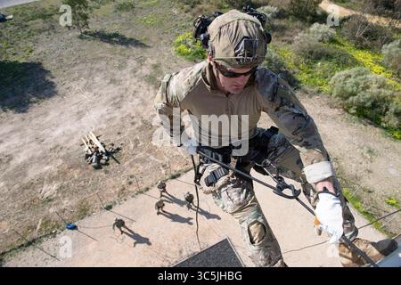 20. Februar 2020 - Rota, Spanien - ein Sprengstofftechniker von der mobilen Einheit 8 (EODMU 8), die der Navy Expeditionary Combat Force Europe-Africa/Task Force (CTF) 68 zugewiesen wurde, seilt sich im Rahmen der Helicopter Rope Suspension Technique (HRST) Casting Master Renewal Training für Sprengstoffentsorgungstechniker und Erstausbildung für Hilfspersonal ab, 20. Februar 2020. CTF 68 bietet Sprengstoffbeseitigungsoperationen, Marinebau, Expeditionssicherheit und Theatersicherheit im Zuständigkeitsbereich der 6. Flotte. (Kreditbild: Stockfoto