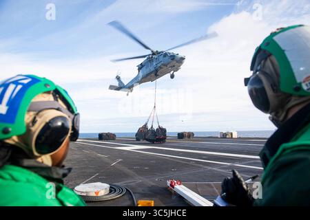 18. Februar 2020 – USA – Logistikspezialist Seaman Apprentice Ayana Jenkins aus Atlanta, links, und Logistikspezialist 3rd Class Jacob Cooper aus New Orleans beobachten einen MH-60S Sea Hawk, der den „Dusty Dogs“ der Helicopter Sea Combat Squadron (HSC) 7 zugewiesen wurde, wie er eine vertikale Auffüllung an Bord des Flugzeugträgers USS Dwight D. Eisenhower (CVN 69) durchführt. Ike betreibt Operationen im Atlantik als Teil der USS Dwight D. Eisenhower Carrier Strike Group. (Kreditbild: © U.S. Navy/ZUMA Wire/ZUMAPRESS.com) Stockfoto
