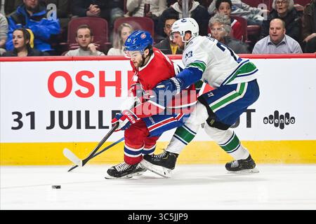 25. Februar 2020: Jonathan Drouin (92) verliert die Kontrolle über den Puck, während er unter dem Druck von Vancouver Canucks Abwehrmann Alexander Edler (23) während des Spiels von Vancouver Canucks bei Montreal Canadiens im Bell Centre in Montreal, Québec, steht. David Kirouac/CSM(Credit Image: &Copy; David Kirouac/CSM via ZUMA Wire) Stockfoto