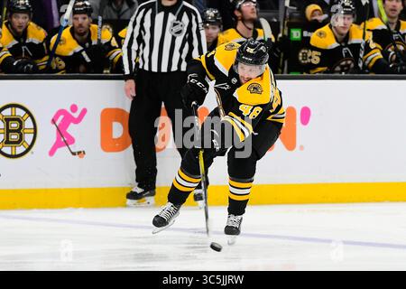 25. Februar 2020: Matt Grzelcyk, Verteidiger der Boston Bruins (48), trifft während des NHL-Spiels zwischen den Calgary Flames und den Boston Bruins im TD Garden in Boston, Mass. Eric Canha/CSM(Kreditbild: &Copy; Eric Canha/CSM via ZUMA Wire) Stockfoto