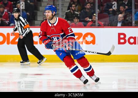 25. Februar 2020: Karl Alzner (27), Verteidiger der Montreal Canadiens, verfolgt das Spiel während des Spiels Vancouver Canucks bei Montreal Canadiens im Bell Centre in Montreal, Québec. David Kirouac/CSM(Credit Image: &Copy; David Kirouac/CSM via ZUMA Wire) Stockfoto