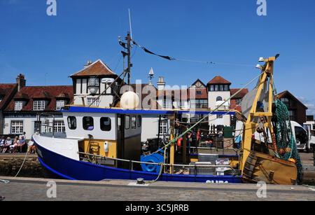 Fischerboot vor dem Ship Inn, Lymington Quay. Stockfoto