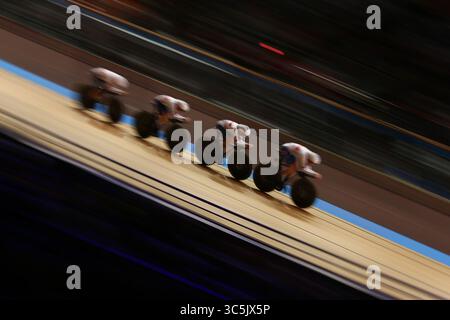 Ein langsamer Shutter-Schuss des Teams Großbritannien, bestehend aus Laura Kenny, Elinor Barker, Katie Archibald und Eleanor Dickinson, das am zweiten Tag der UCI Radbahn Weltmeisterschaft im Veledrom in Berlin in der ersten Runde des Frauenteams Pursuit antrat. 27. Februar 2020 (Foto: Mitchell Gunn/Espa-Images)(Credit Image: &Copy; ESPA Photo Agency/CSM via ZUMA Wire) Stockfoto