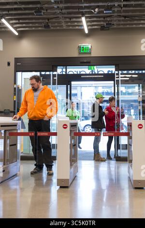 27. Februar 2020, Seattle, Washington, USA: Ein Kunde scannt sein Handy, um Amazon Go Grocery am 27. Februar 2020 zu betreten. Anfang der Woche eröffnete der erste kassenlose Supermarkt der Tech companyâ in Seattleâ Capitol Hill. Kunden scannen eine Amazon Go App, um in das 10.000 Quadratmeter große Geschäft zu gelangen, die Produkte mitzunehmen und ohne Auschecken zu gehen. â œJust Walk Out Technologyâ€ nutzt ein komplexes System aus Kameras und Sensoren, um Einkäufe zu verfolgen. Bereits in den kleineren Amazon GO-Supermärkten wird bereits Gebrauch gemacht Amazonâ. (Foto: © Paul Christian Gordon/ZUMA Wire) Stockfoto