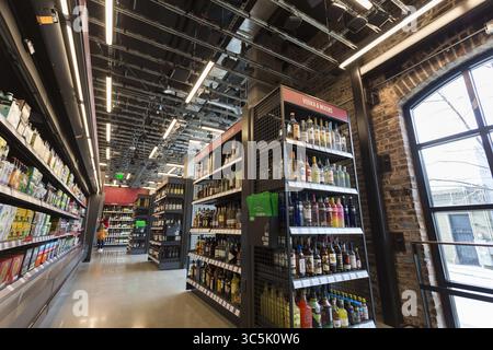 Februar 2020, Seattle, Washington, USA: Eine Auswahl an Bier und Spirituosen im Amazon GO Grocery am 27. Februar 2020. Anfang der Woche eröffnete der erste kassenlose Supermarkt der Tech companyâ in Seattleâ Capitol Hill. Kunden scannen eine Amazon Go App, um in das 10.000 Quadratmeter große Geschäft zu gelangen, die Produkte mitzunehmen und ohne Auschecken zu gehen. â œJust Walk Out Technologyâ€ nutzt ein komplexes System aus Kameras und Sensoren, um Einkäufe zu verfolgen. Bereits in den kleineren Amazon GO-Supermärkten wird bereits Gebrauch gemacht Amazonâ. (Foto: © Paul Christian Gordon/ZUMA Wire) Stockfoto